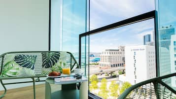 Superior-Suite, Mehrere Betten, Balkon | Minibar, Zimmersafe, Schreibtisch, laptopgeeigneter Arbeitsplatz