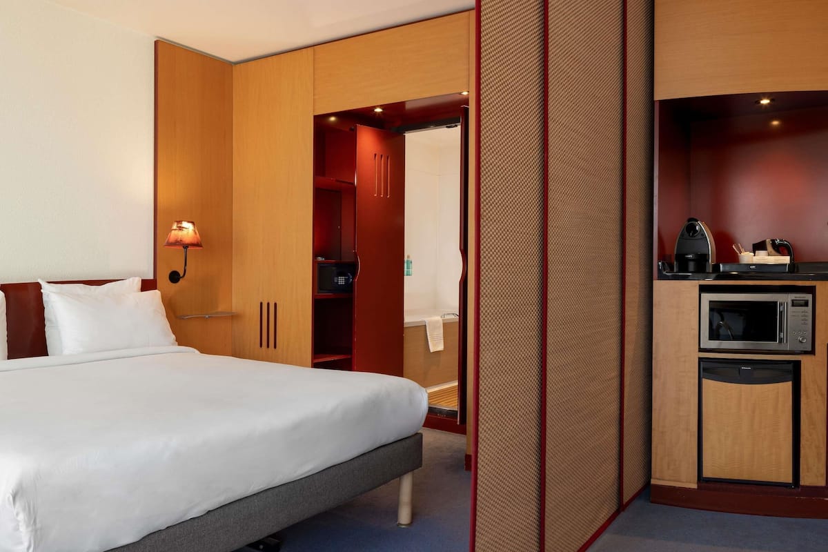 Minibar, in-room safe, desk, laptop workspace