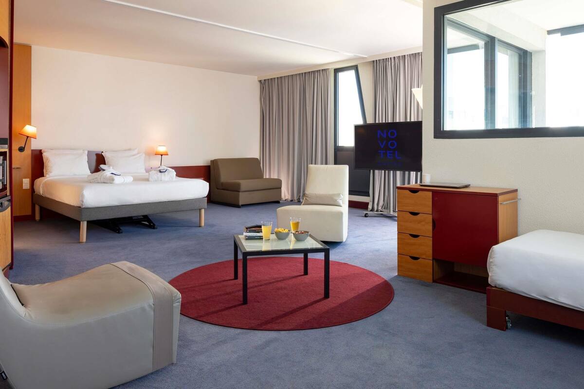 executive suite, multiple beds | minibar, in-room safe, desk, laptop workspace