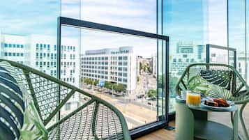 Suite Supérieure, plusieurs lits, balcon | Minibar, coffres-forts dans les chambres, bureau