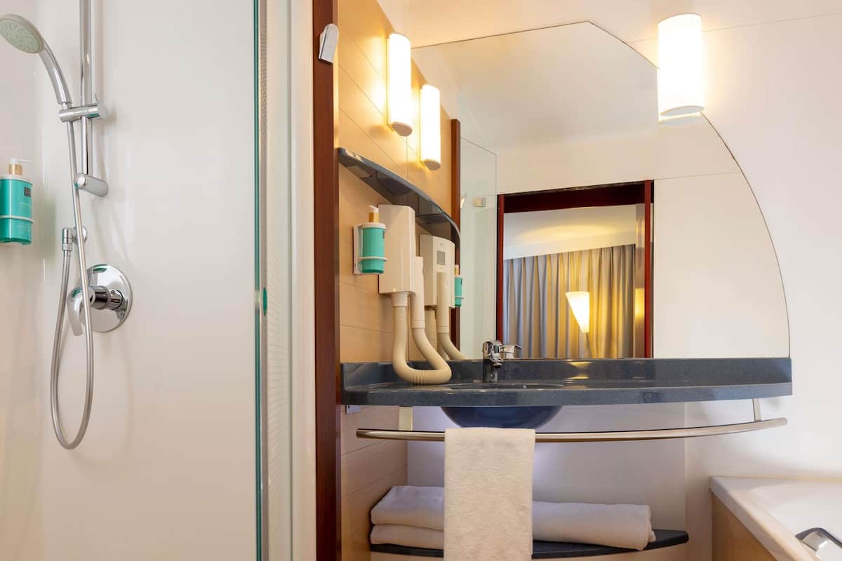 minibar, in-room safe, desk, laptop workspace