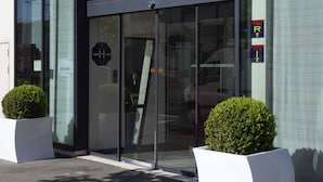 Entrada de un hotel con un cartel que dice "Novotel".