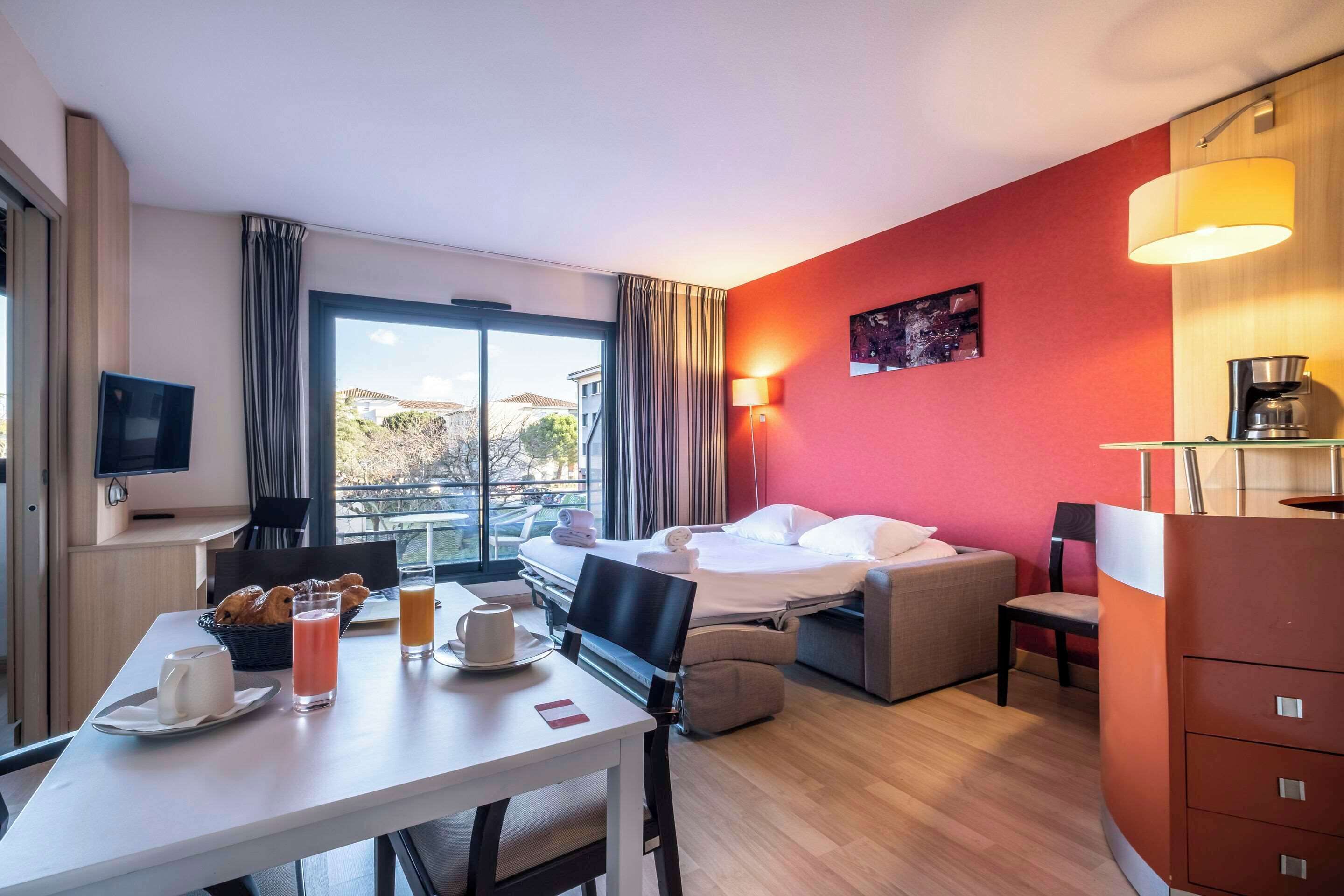 2 bedroom apartment - pool access | desk, blackout curtains, soundproofing, iron/ironing board