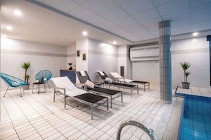 Innenpool, beheizter Pool, LiegestĂŒhle