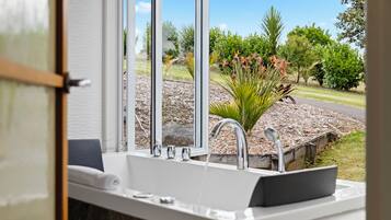 Un baño con lavabo y ventana.