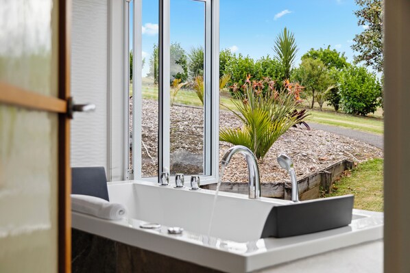 Un baño con lavabo y ventana.