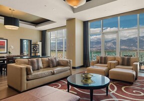 Ropa de cama de alta calidad, colchones con pillow-top y minibar 