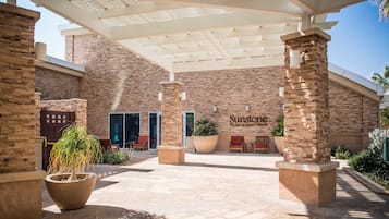 Couples treatment rooms, sauna, hot tub, steam room, body treatments