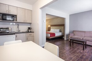 Standard Room, 1 Queen Bed, Kitchenette | Private kitchen