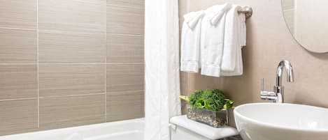 Un baño moderno con bañera, lavamanos e inodoro.