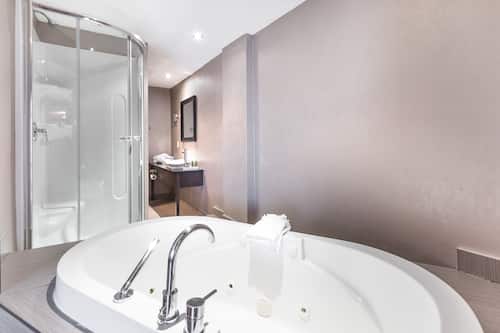 Deluxe Room, 1 King Bed, Jetted Tub | Desk, blackout drapes, iron/ironing board, free WiFi