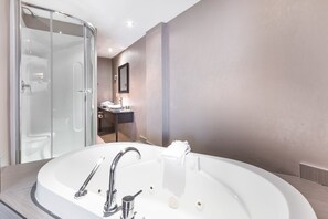 Deluxe Room, 1 King Bed, Jetted Tub | Desk, blackout drapes, iron/ironing board, free WiFi - Hotel Universel (Québec City)