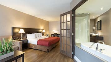 Rom – deluxe, 1 kingsize-seng, massasjebadekar | Bad | Kombinert dusj/badekar, toalettartikler (inkludert) og hårføner