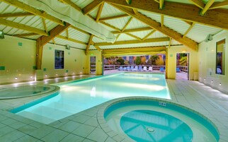 Una piscina techada, una piscina al aire libre