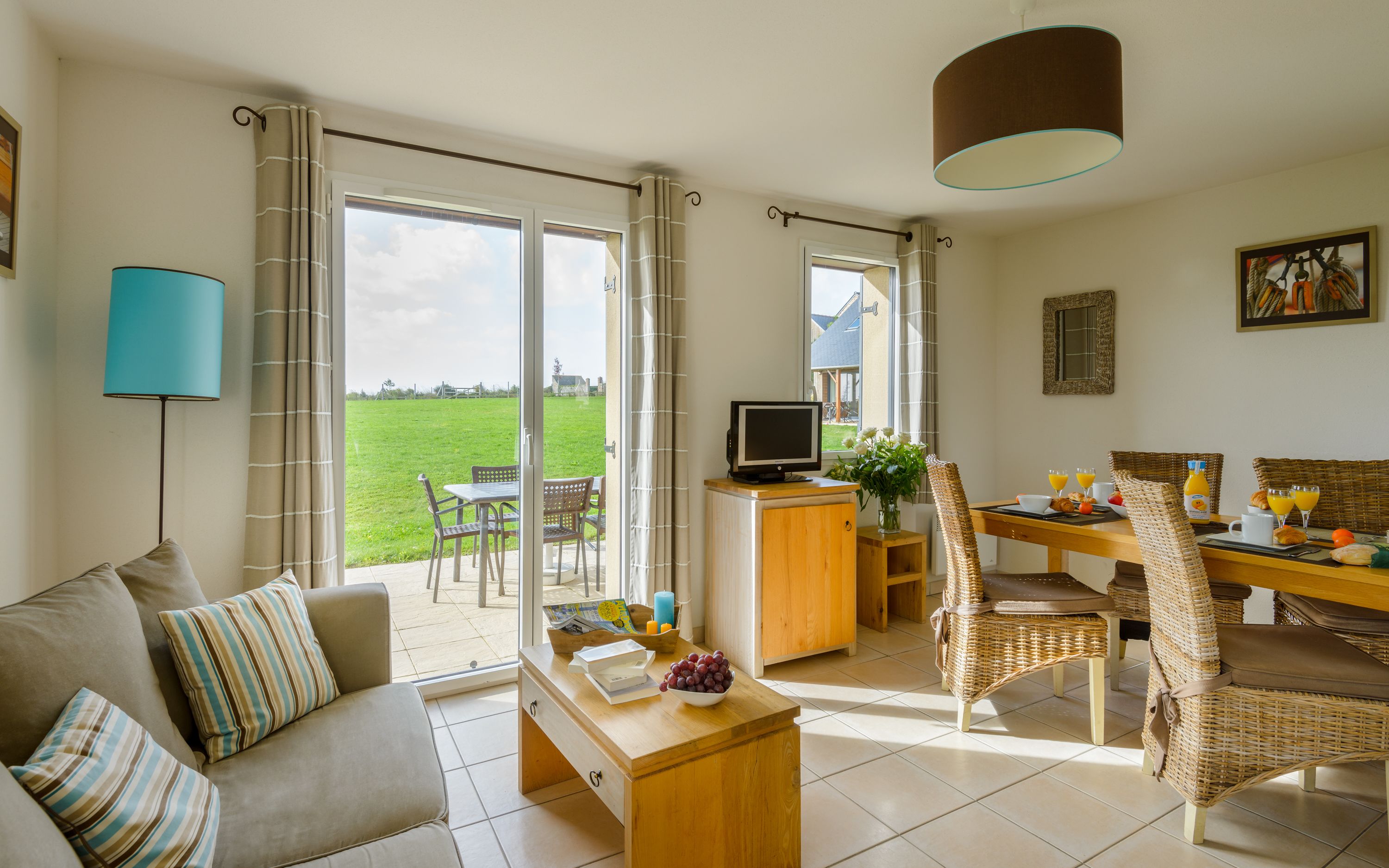 Split-Level Holiday Home for 6 | Living room | 40-cm TV with digital channels