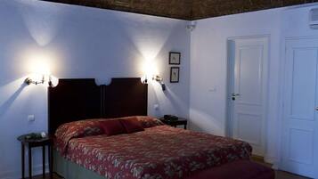 Superior Double Room | 1 bedroom, minibar, in-room safe, desk