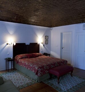 Superior tweepersoonskamer | 1 slaapkamer, een minibar, een kluis op de kamer, een bureau