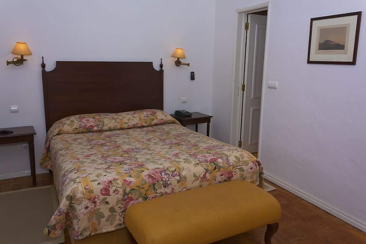 1 slaapkamer, een minibar, een kluis op de kamer, een bureau