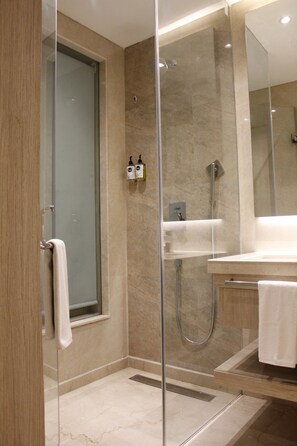 Avec climatisation | Salle de bain | Douche, articles de toilette gratuits, sèche-cheveux, chaussons
