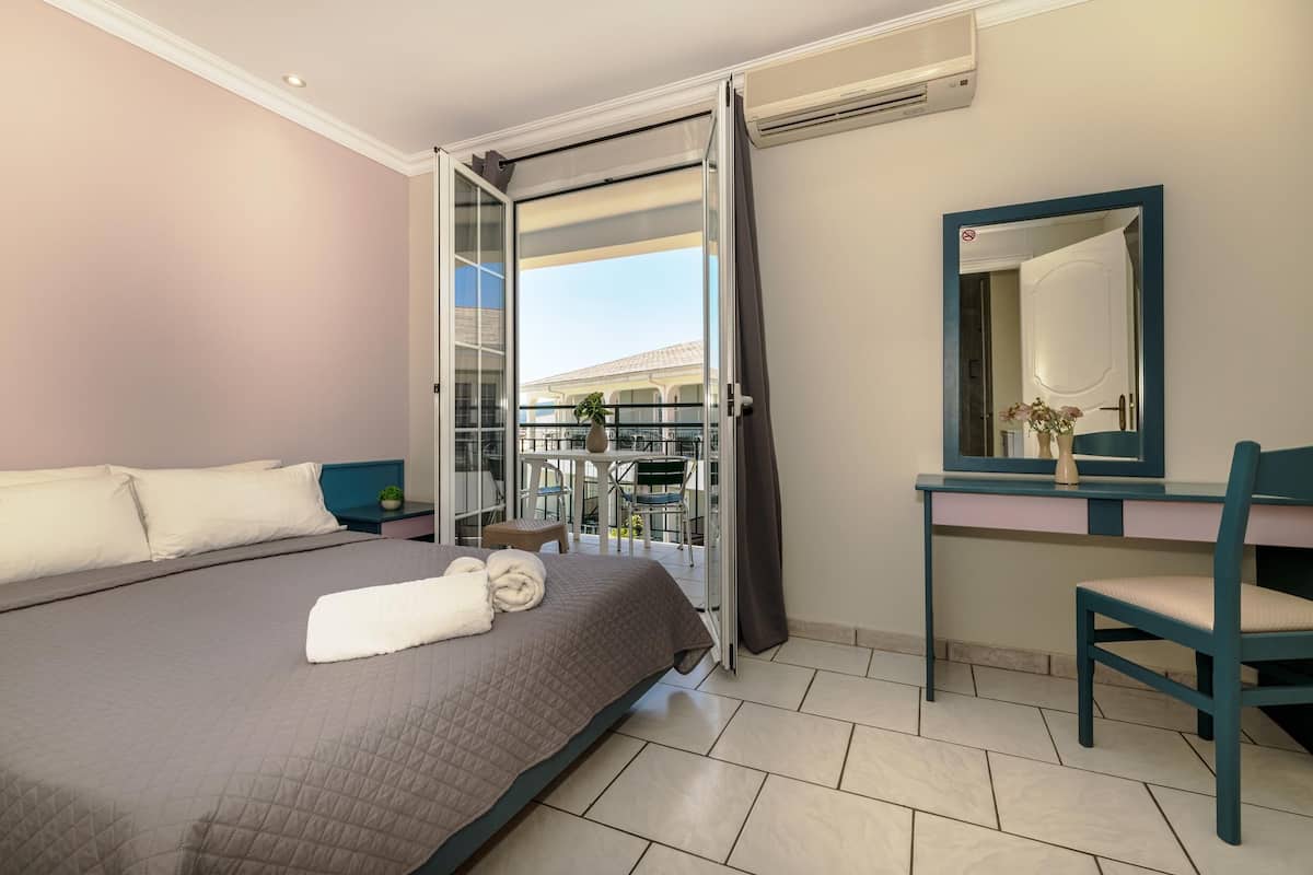 Standaard appartement, 1 slaapkamer | 1 slaapkamer, een kluis op de kamer, een strijkplank/strijkijzer