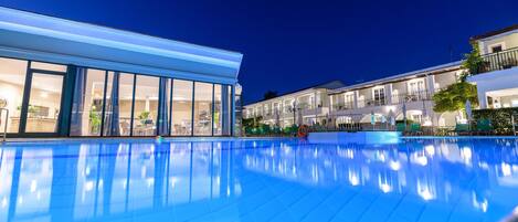 Seasonal outdoor pool, open 8:00 AM to 7:00 PM, pool umbrellas