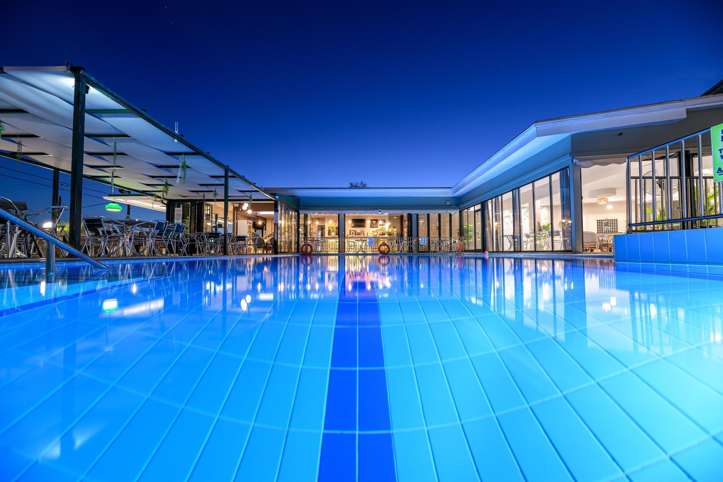 Alberca al aire libre por temporada y sombrillas en la alberca 