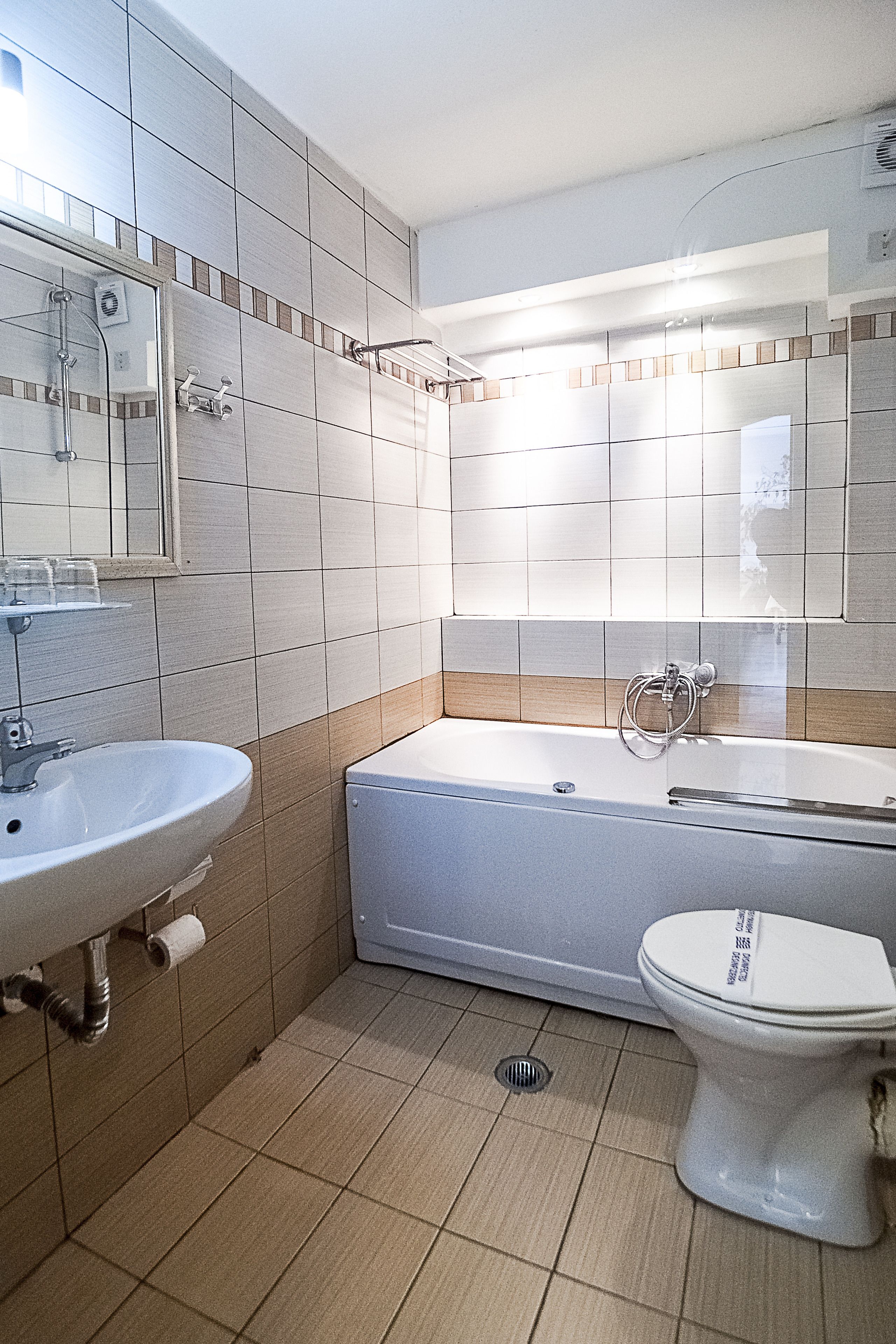Une salle de bain avec un lavabo, des toilettes et une baignoire.