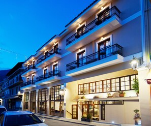 Front of property - Fedriades Delphi Hotel (Delphi)