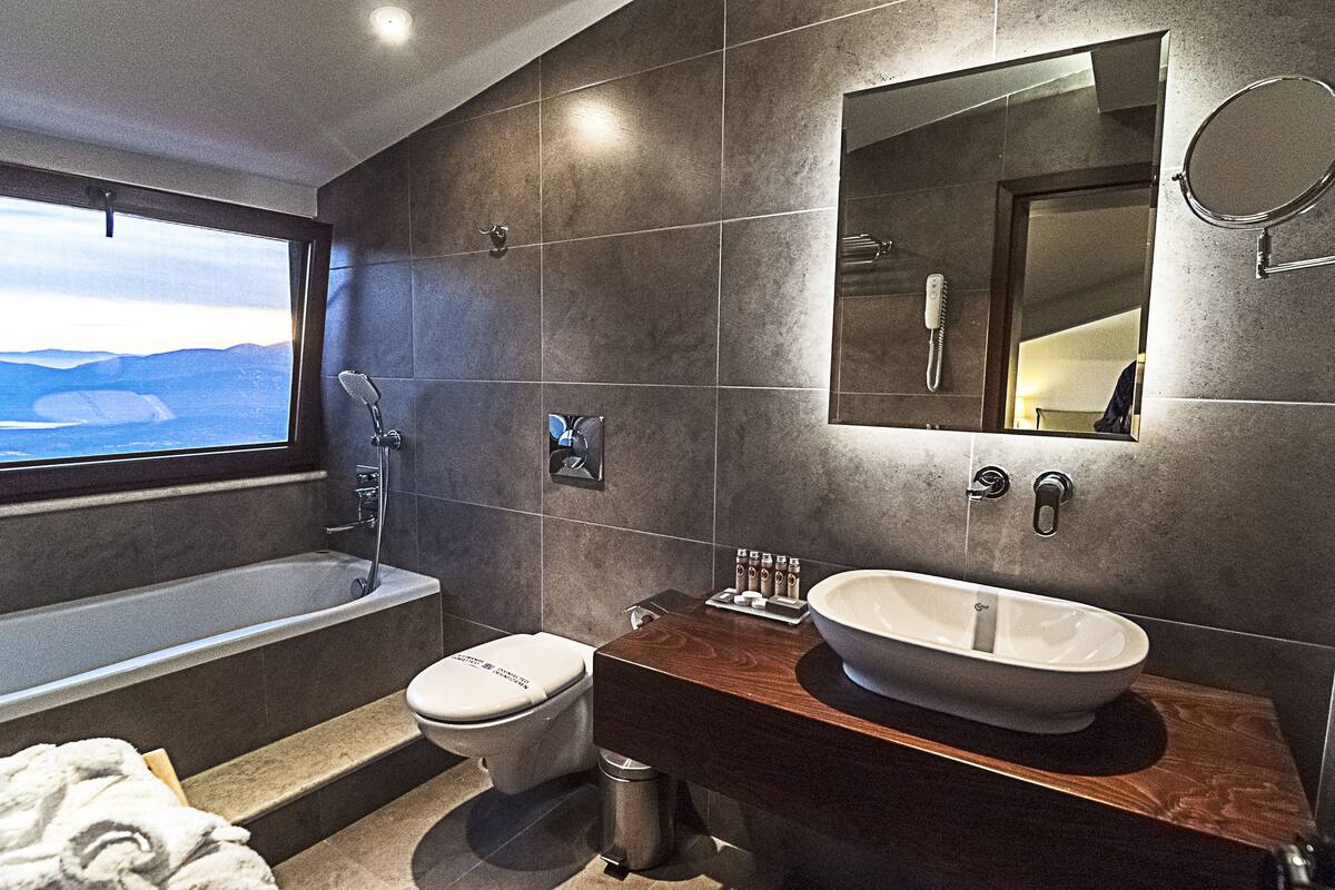 junior suite, jetted tub (panoramic view) | bathroom | free toiletries, hair dryer, towels