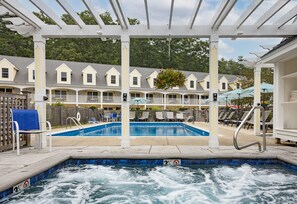 Alberca al aire libre por temporada y sombrillas en la alberca