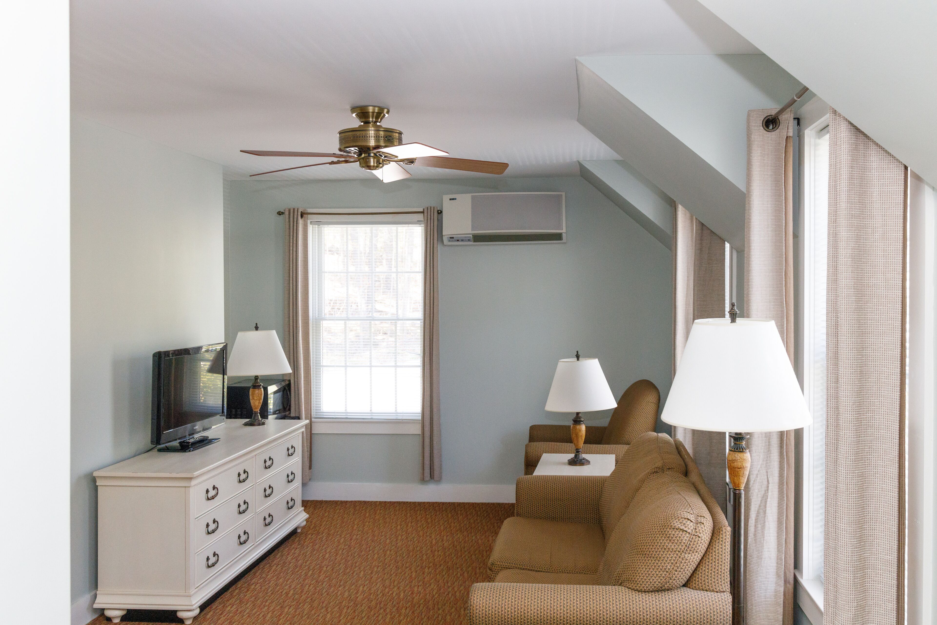 king room with fireplace | 1 bedroom, iron/ironing board, free wifi, bed sheets