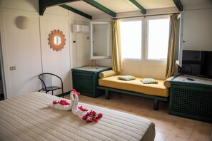 Een minibar, een kluis op de kamer, gratis babybedden, beddengoed