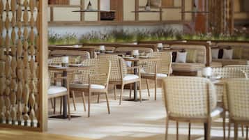 3 restaurants; breakfast, lunch, and dinner served
