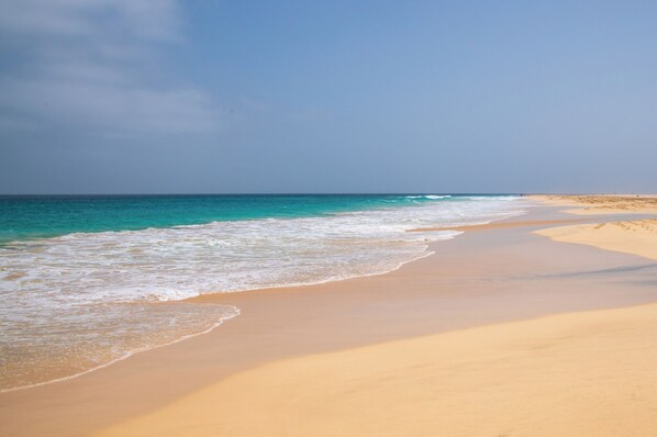 Privatstrand, weißer Sandstrand, Liegestühle, Sonnenschirme