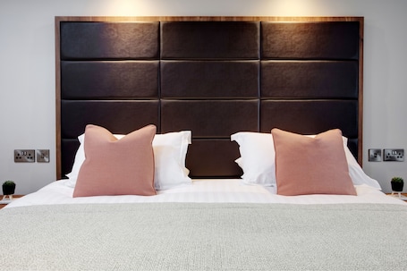 Classic Room, 1 Bedroom, Non Smoking | Hypo-allergenic bedding, in-room safe, desk, laptop workspace