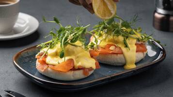 Ein Teller mit Eiern und Räucherlachs zum Frühstück.