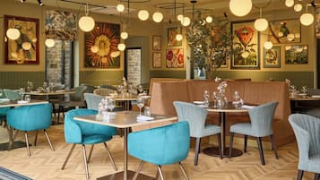 Petit déjeuner et déjeuner servis sur place, spécialités Cuisine locale