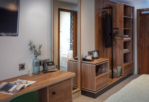 Allergiatestatut vuodevaatteet, tallelokero huoneessa, työpöytä