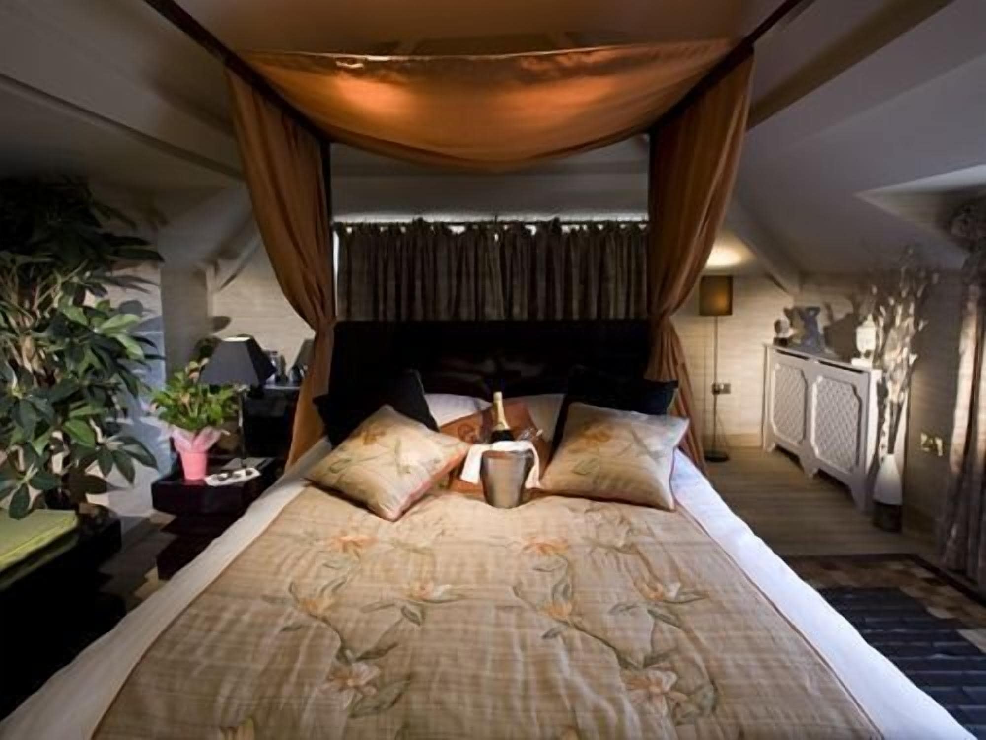 埃及棉床單、高級寢具、羽絨被、獨特裝潢