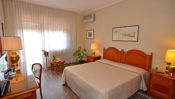 Bar mini, peti besi dalam bilik, meja, Wi-fi percuma