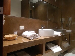 Articles de tocador gratuïts, assecador de cabells, bidet i tovalloles