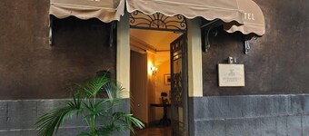 호텔 망가넬리 팔라스