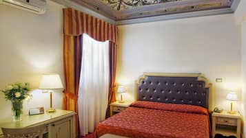 ميني بار وخزنة داخل الغرفة ومكتب ومساحة عمل للكمبيوتر المحمول