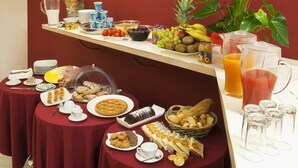A breakfast buffet with various food items and beverages. - Hotel Manganelli Palace (Catania)