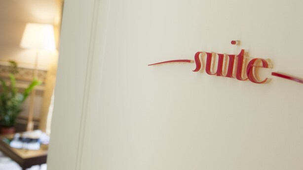Un letrero con la palabra 'suite' en una pared.