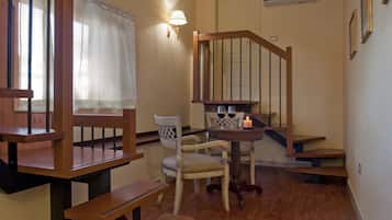 Chambre (130cm wide french bed)