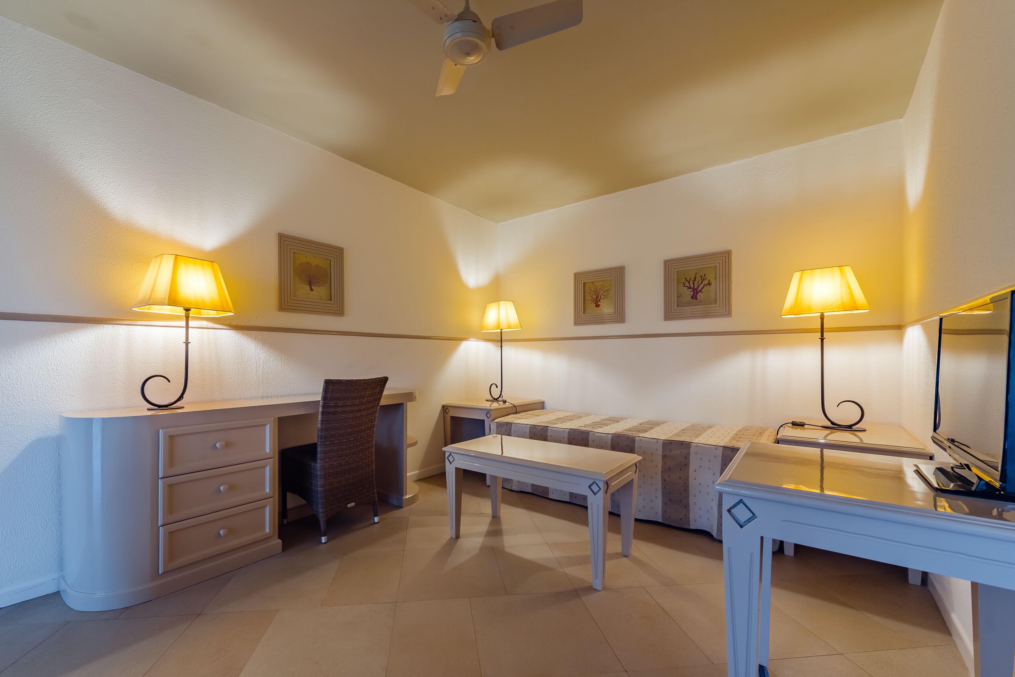 junior suite, beachside | living area | tv