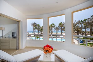 奢华套房 | 客房内保险箱、办公桌、遮光窗帘、免费 WiFi