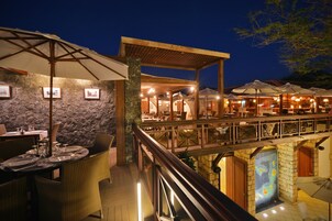 3 间餐厅，供应早餐、午餐和晚餐，法国菜