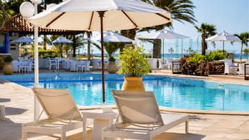 3 piscines extérieures, parasols de plage, chaises longues